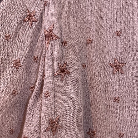Free People Star Embroidered Button Down Blouse. Size: XS Colour: Dusty Pink - Picture 6 of 6